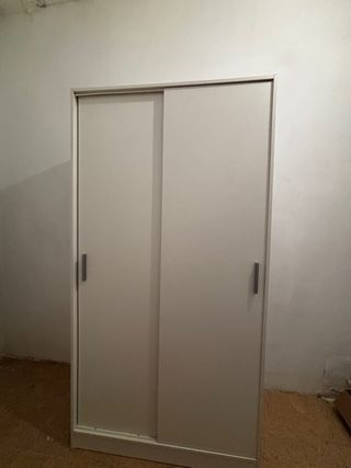 Armadio bianco con porte scorrevoli
