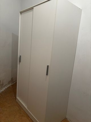 Armadio bianco con porte scorrevoli