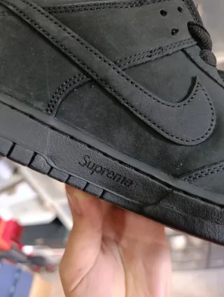 Nike SB Dunk Low x Supreme Negro Rojo