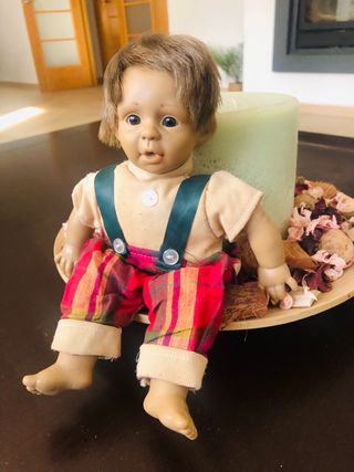 Muñeca de porcelana antigua con vestido