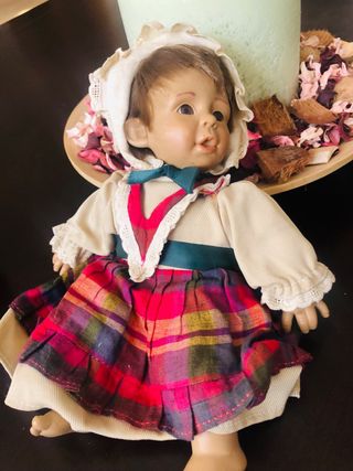Muñeca de porcelana antigua con vestido