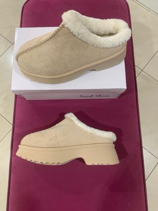 Zoccoli pelosi stile olandese beige