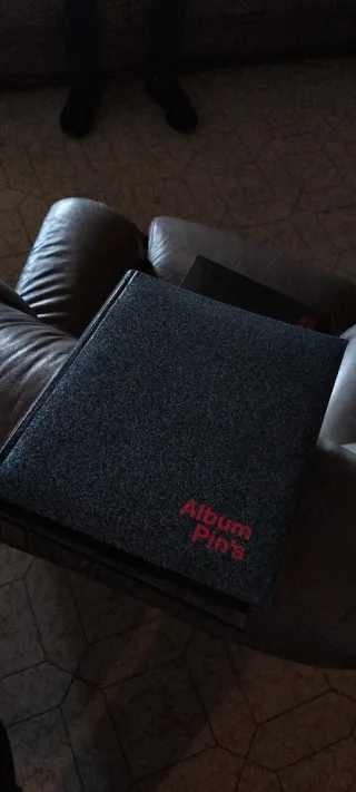 Álbum de pins coleccionables - 96 pines