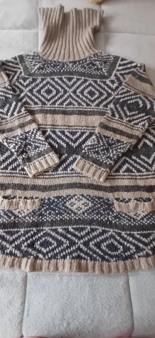 Jersey cuello alto estampado geométrico