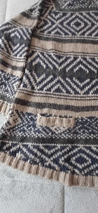 Jersey cuello alto estampado geométrico