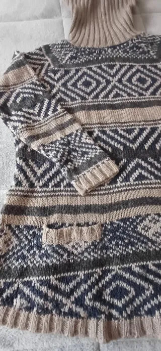 Jersey cuello alto estampado geométrico