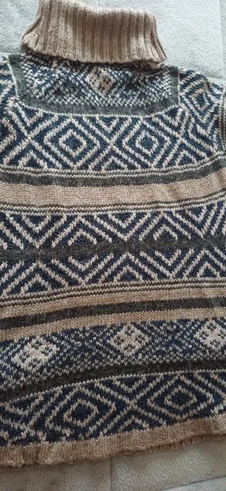 Jersey cuello alto estampado geométrico