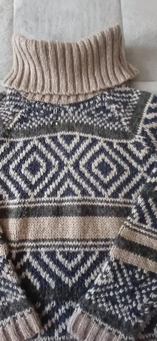 Jersey cuello alto estampado geométrico