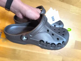 Crocs Talla 41-42 Gris Antracita Nuevas