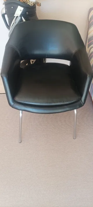 Poltrona in pelle nera