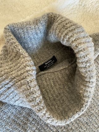 Jersey Bershka cuello alto gris talla S