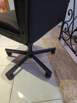 Silla de oficina negra piel sintética