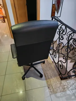 Silla de oficina negra piel sintética