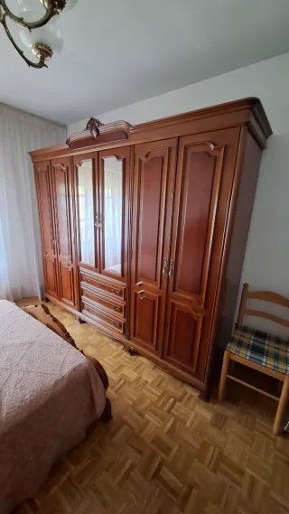 Habitación: Cama, cabecero, mesita + aramario ....