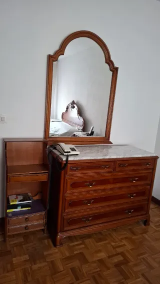 Habitación: Cama, cabecero, mesita + aramario ....