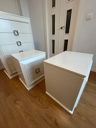 Cómoda y Mesitas de Noche Blancas