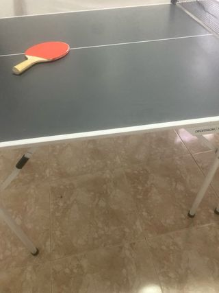 Mesa de ping pong con 2 palas