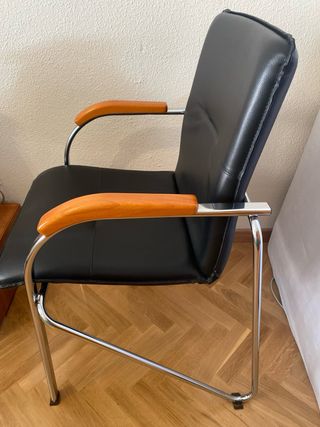 Silla de oficina de diseño negra con brazos