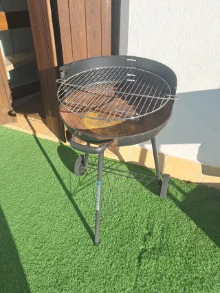 Barbacoa metálica negra y plateada