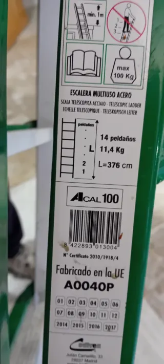 Escalera plegable verde y blanca