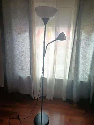 Lámpara de pie Ikea negra y blanca