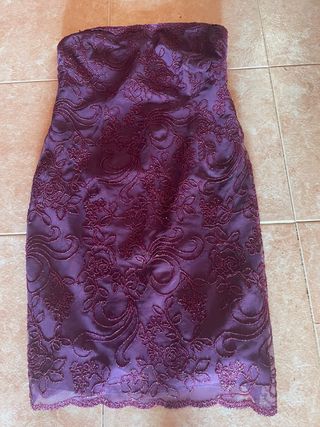 Vestido de fiesta morado sin tirantes