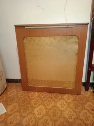 Cubre radiador madera con rejilla, buen estado