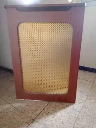 Cubre radiador madera con rejilla, buen estado