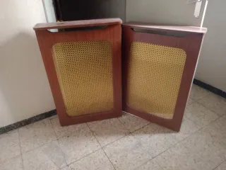 Cubre radiador madera con rejilla, buen estado