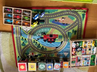 Juego de madera: coches, alfombra  y edificios