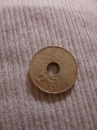 Moneda con agujero