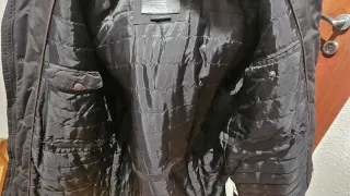 Chaqueta hombre negra y gris con capucha