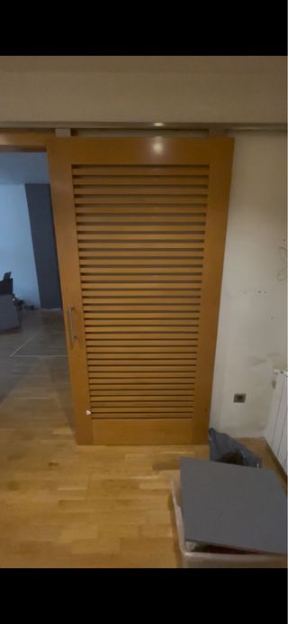 Puerta corredera madera maciza lamas horizontales