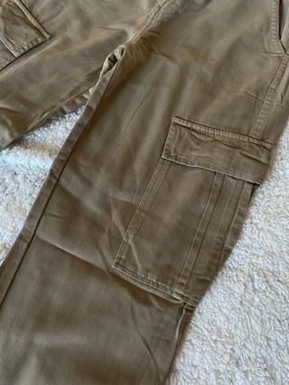 Pantalones cargo Stradivarius beige talla 34