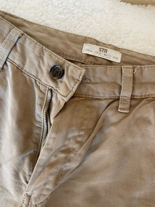 Pantalones cargo Stradivarius beige talla 34