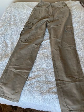 Pantalones cargo Stradivarius beige talla 34