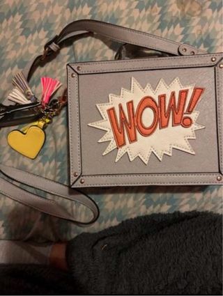 Bolso tipo maleta juvenil beige y dorado