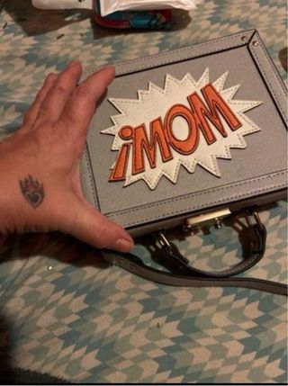 Bolso tipo maleta juvenil beige y dorado