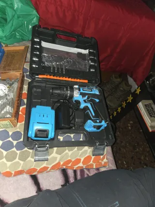Taladro percutor  a batería con maletín