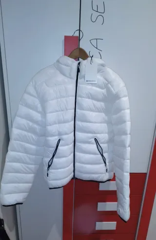 Chaqueta de hombre acolchada Bershka blanca
