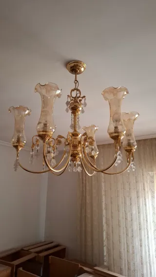 Lámpara de salón dorada con cristales