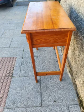 Escritorio - cómoda de madera con cajón