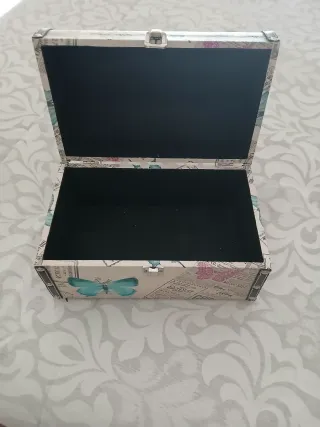 Cofre decorativo con mariposas