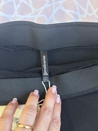 Falda Stradivarius negra