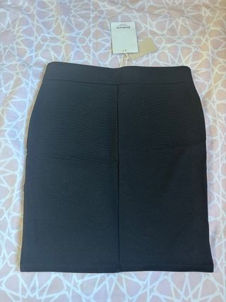 Falda Stradivarius negra