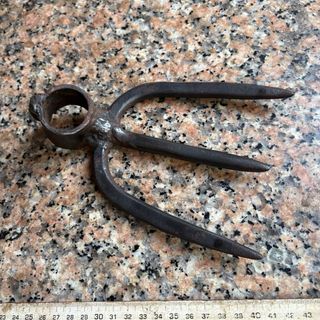 Herramienta de jardín antigua azada