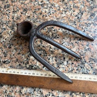 Herramienta de jardín antigua azada