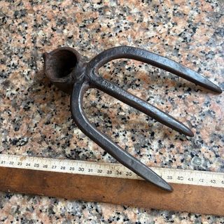 Herramienta de jardín antigua azada