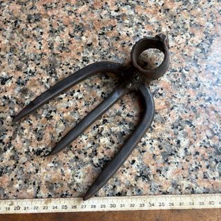 Herramienta de jardín antigua azada