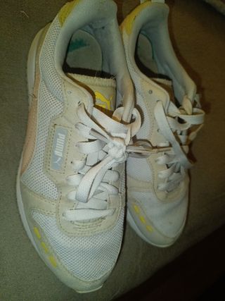 Zapatillas Puma Beige y Blancas